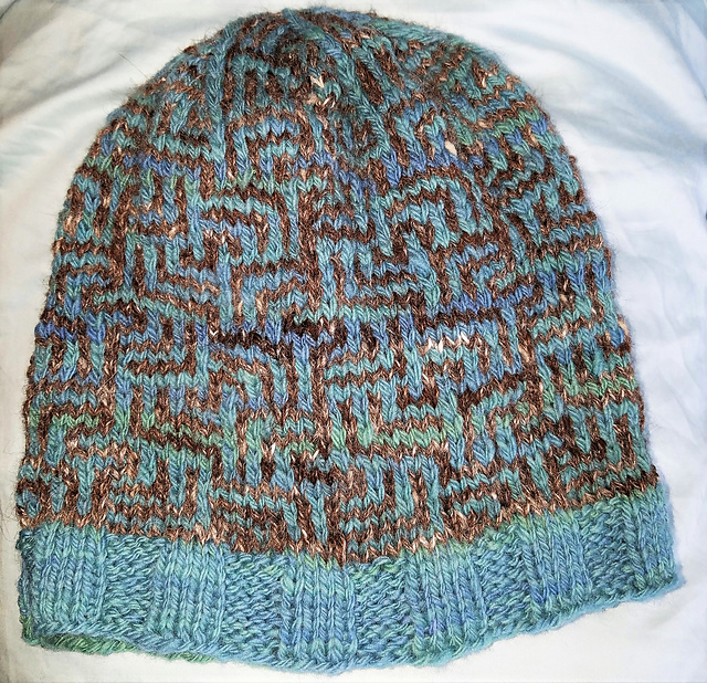 a-Maze Overlap hat