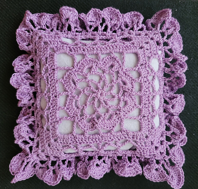 Scalloped Center Sachet