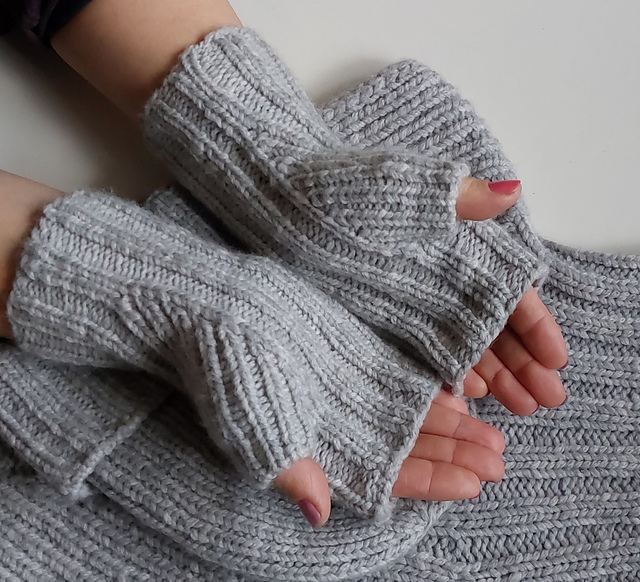 ANOTHER wristwarmers