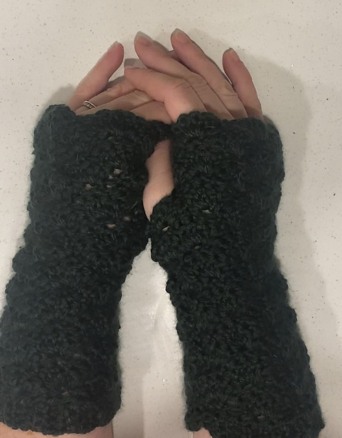 Shell Stitch Fingerless Gloves