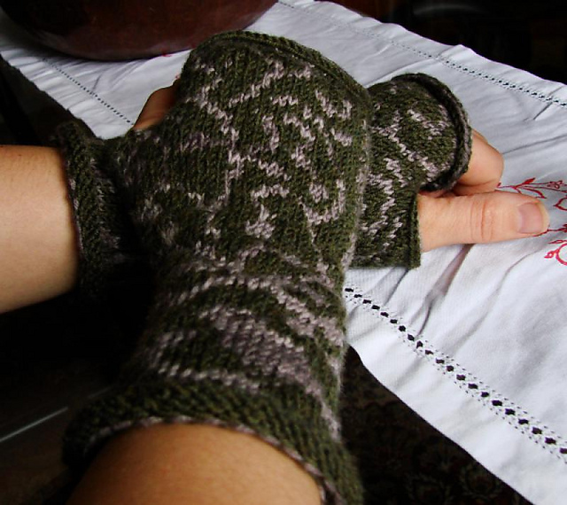 Bird and Vine Mitts