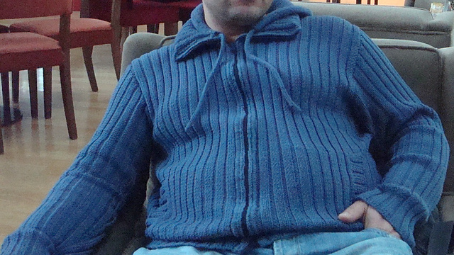 # 02 Kapuzenjacke / Cardigan With Hood