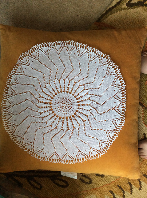 Mittelgrosse runde Decke Strickschrift G