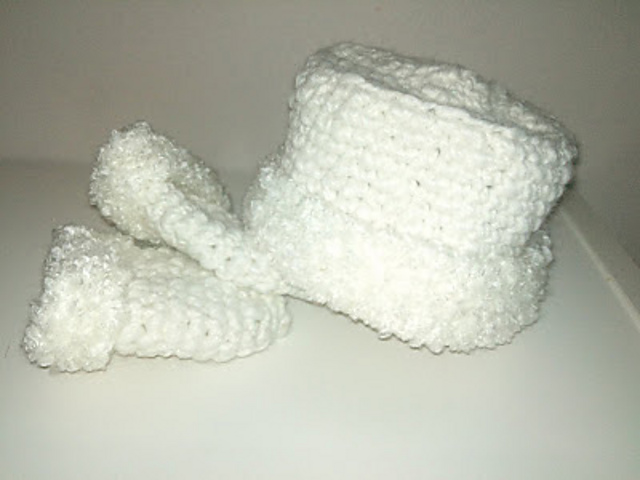 Babyhatt och vantar
