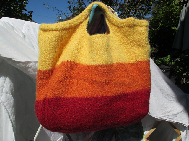 Ravelry: Beginner Felted Bag pattern by Jennifer Jakubec