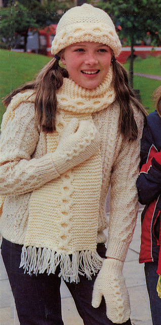 Cream Set: Hat, Scarf and Mitts