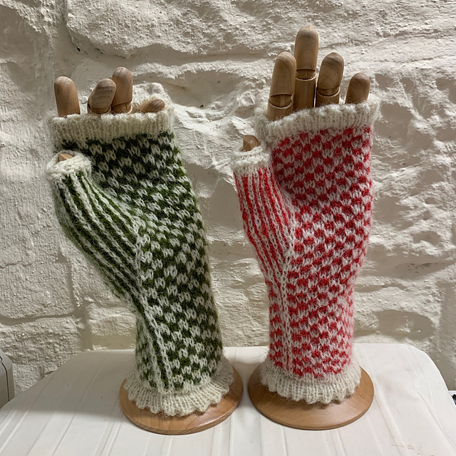 Knitty Ravelry: Knitty Gritty Mitts pattern by Jennifer Janes