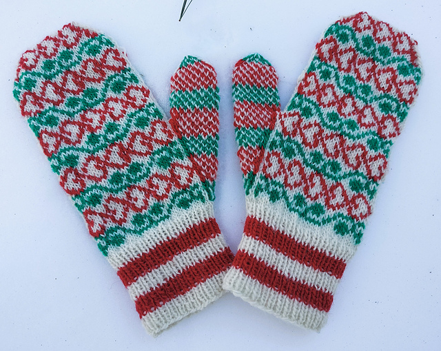 Hearts and Holly Mittens