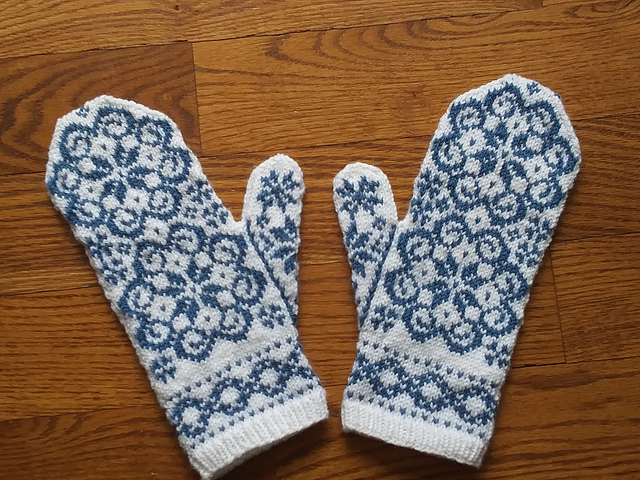 Snowflakes and Roses Mittens