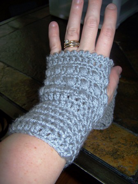 Puff Stitch Wristwarmers