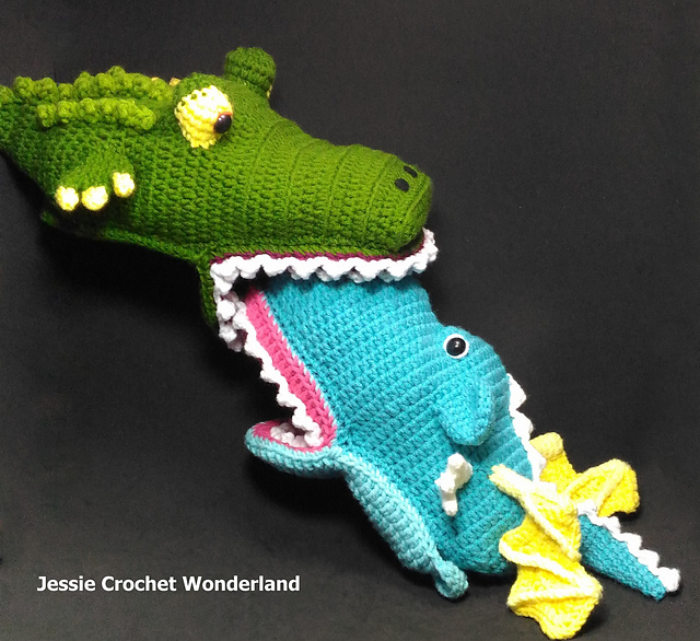 Crocodile bites gloves