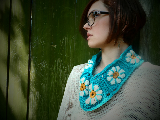 Boho Spring Daisy Cowl