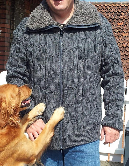 # 20 Zopfmusterjacke mit Fellkragen