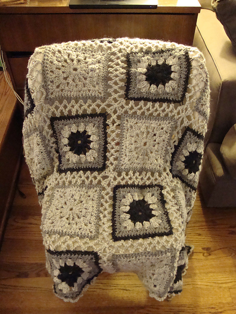 p.25 Square motif lap blanket (四角モチーフのひざかけ)