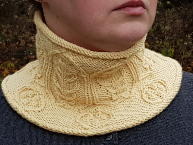 Oak leaves and Roses cowl