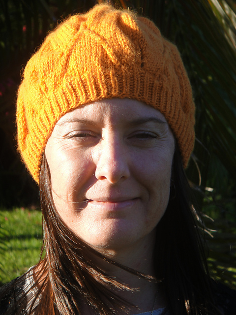 # 24 eyelet-patterned hat / Mütze