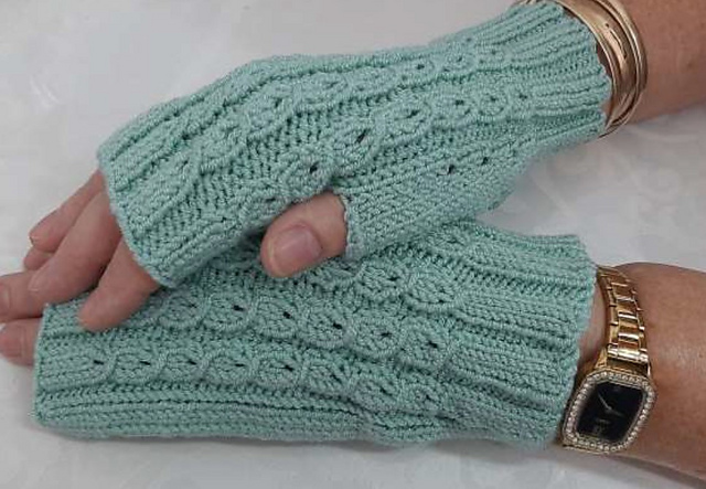 Gusseted Cabled Mittens