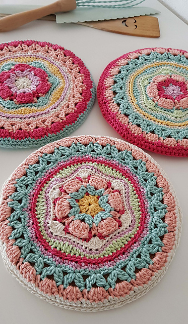 Flowery pot mats
