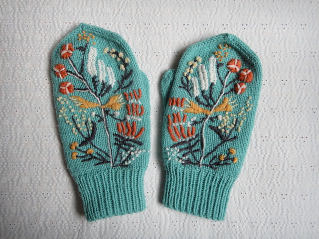 p.6 Mitten with cover (カバーのついた手袋)