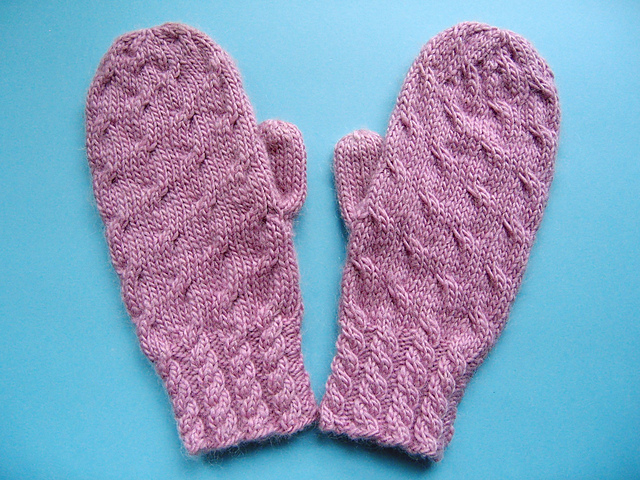 Very Cabley Mittens