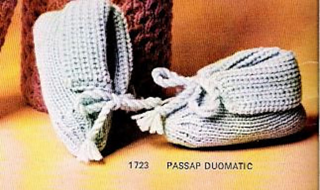 1723 Baby's booties