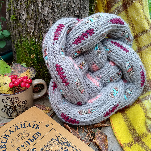 Autumn knot pillow