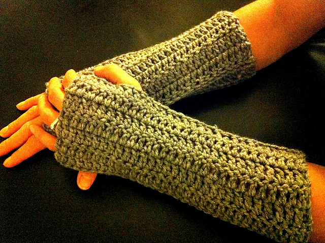Easy Fingerless Gloves by Design Adventures