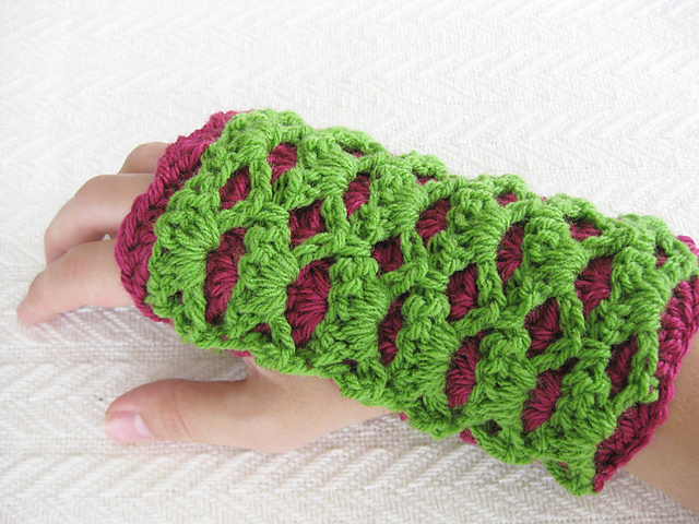 Reversible Shells Fingerless Gloves