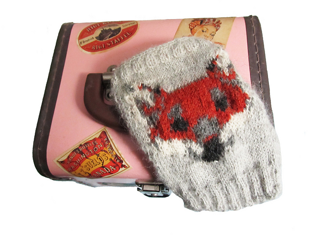 Ravelry: Red Fox Fingerless Gloves pattern by Rena Greyson