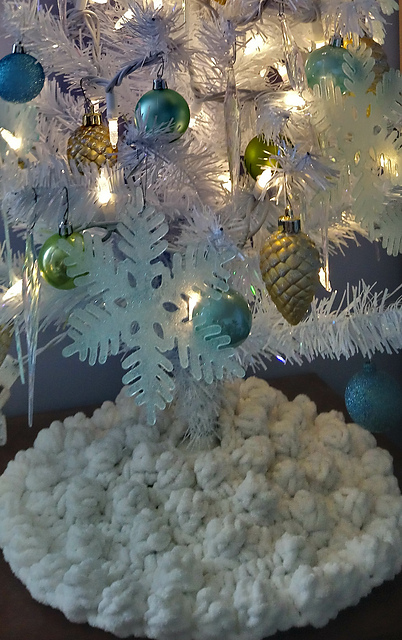 Snowball Tree Skirt
