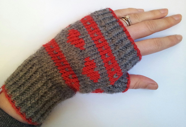 Hearts fingerless gloves