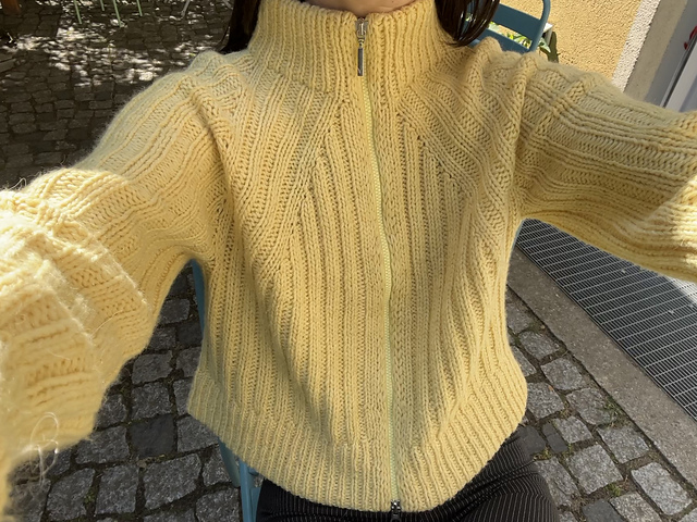 Ravelry: Vivian Cardigan pattern by Lea (kisskiss.rhinestones)