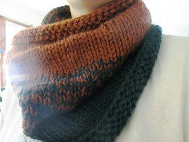 Ravelry: Two Color Cowl pattern by Ariel Gardner