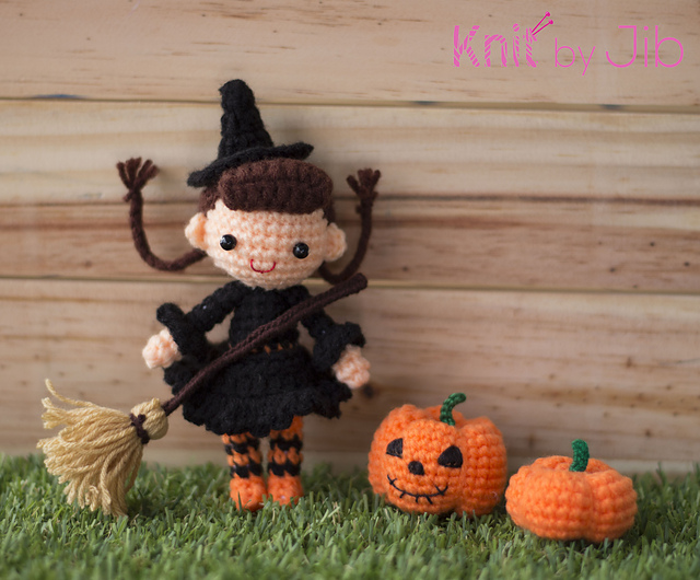 Nu Yaam in witch dress