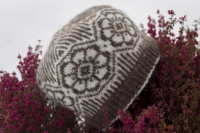 Stripes and Roses Hat/Roser og Striper Lue