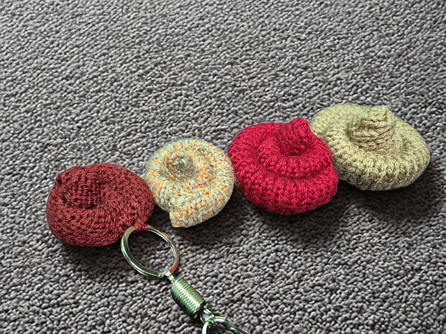 SHITE HAPPENS – Knitted Poo