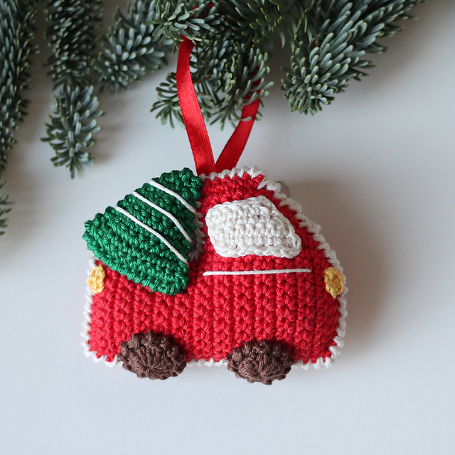 Red car with Christmas tree