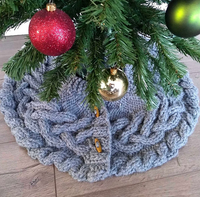 Nowel Tree Skirt