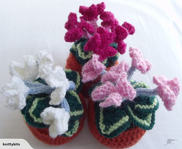 Knit a pot plant - cyclamen