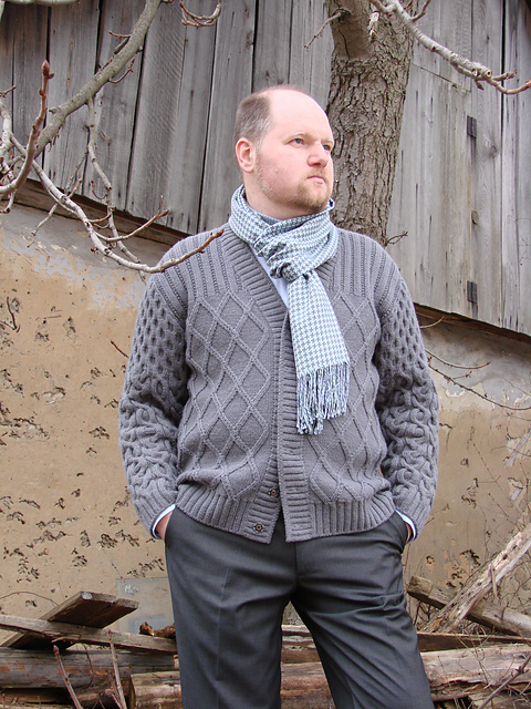 Modell 18 Jacke mit Rauten- und Zopfmuster