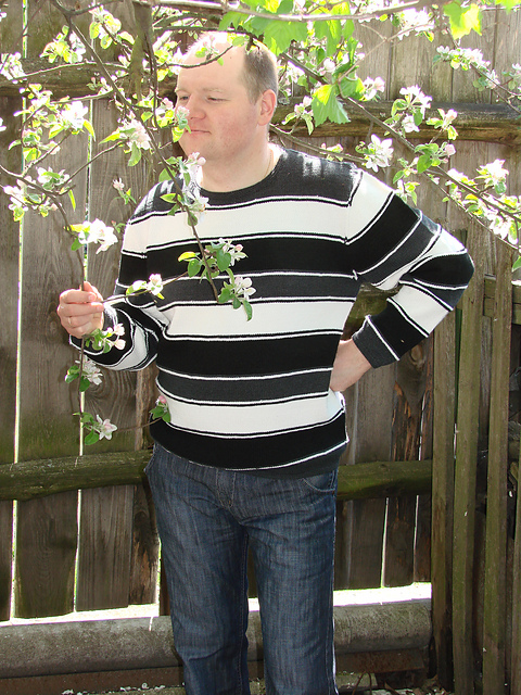 # 26 Man's pullover with strip
