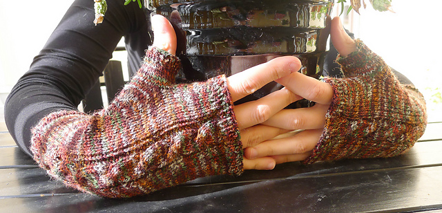 Half mittens with cable