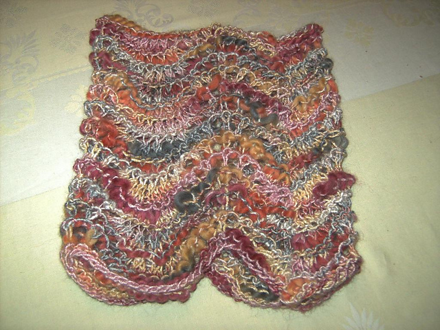 Wellen-Rundschal Handwool