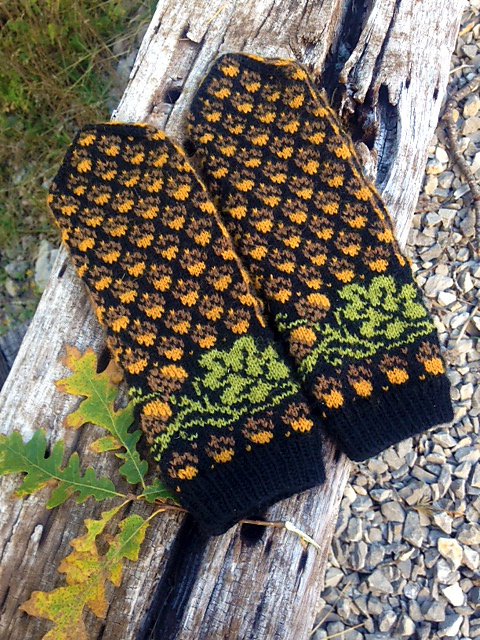 Golden Acorns Mittens