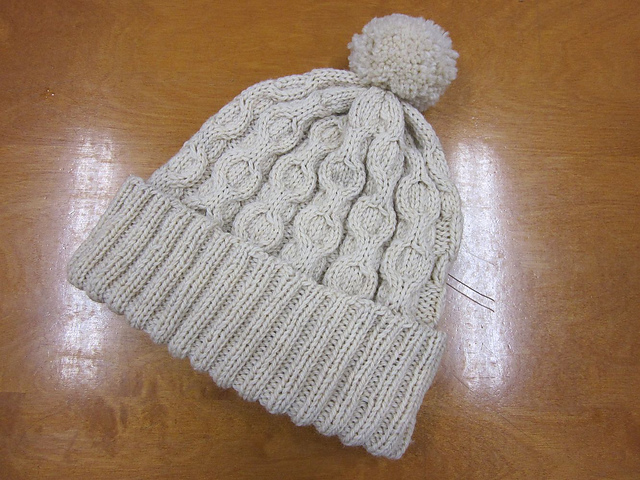 Ravelry: Cable Knit Hat pattern by Tomo Sugiyama (すぎやまとも)