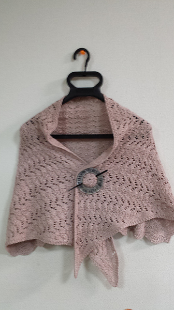 p.28 Trapezoidal Knitting Shawl (棒針編みの台形ショール)