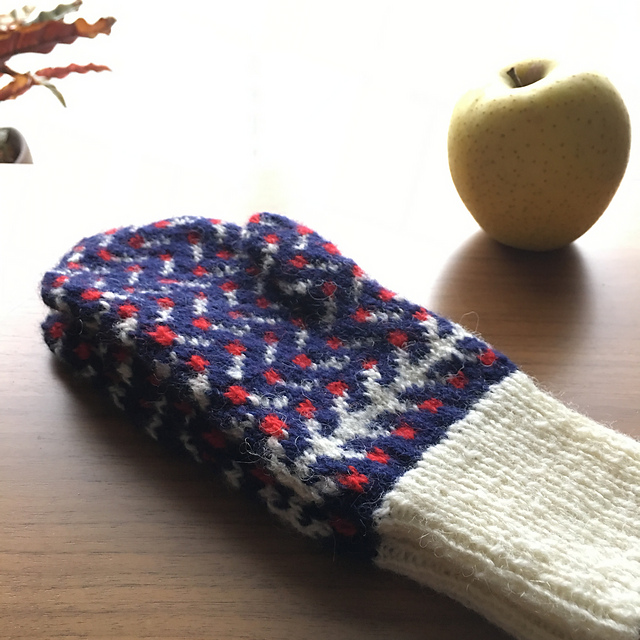 Ravelry: Mittens of branches and fruits 枝と実のミトン pattern by