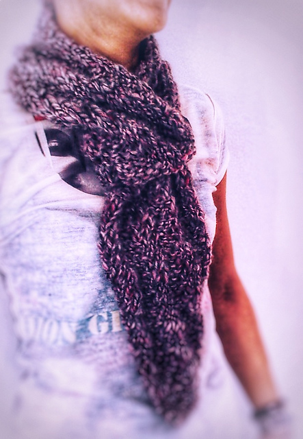 Theliá - The Knotty Neckwarmer