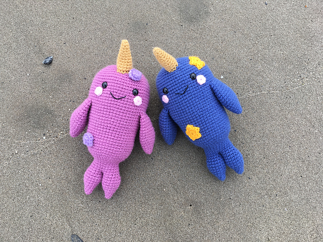 Anna y Otto narvales amigurumi