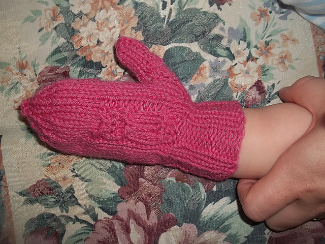 Corri's owl hoo mittens by Laodicia